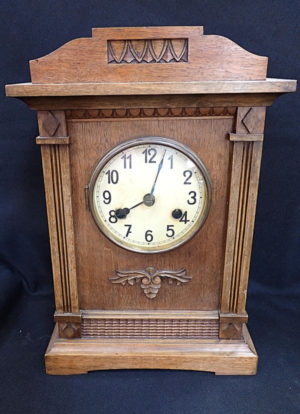 AN EARLY 20th CENTURY MANTEL CLOCK