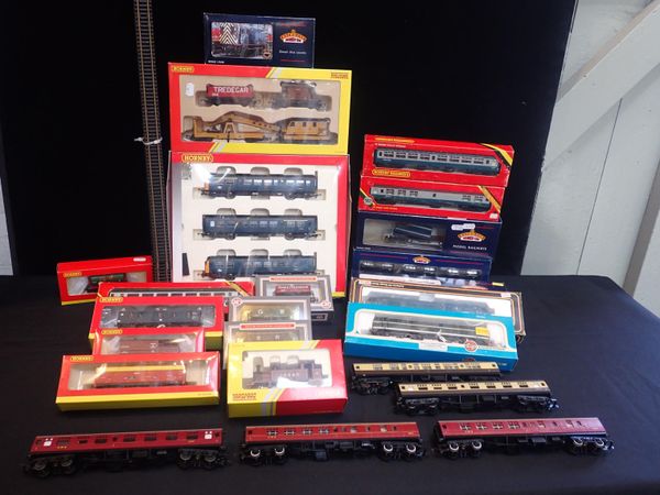 A COLLECTION O HORNBY '00' GAUGE MODEL RAILWAY
