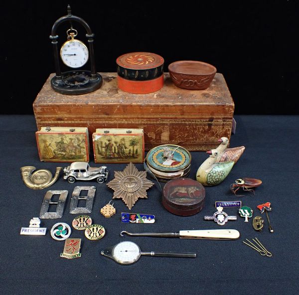 A  QUANTITY OF SMALL COLLECTIBLES