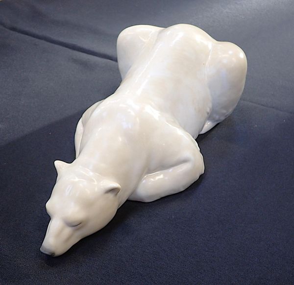 A LLADRO PORCELAIN MODEL OF A POLAR BEAR