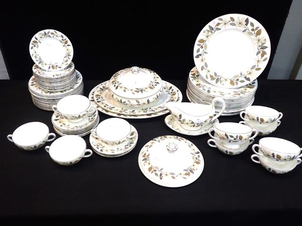 A QUANTITY OF WEDGWOOD 'BEACONSFIELD' DINNER WARE