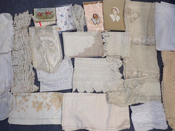 A QUANTITY OF VINTAGE LINENS