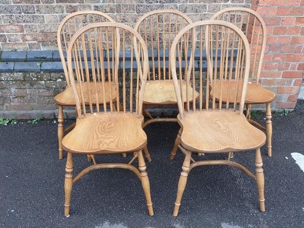 FIVE ASH WINDSOR HOOP-BACK KITCHEN CHAIRS, OF 18th CENTURY DESIGN