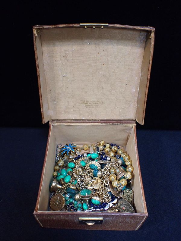 A COLLECTION OF ETRUSCIAN STYLE COSTUME JEWELLERY