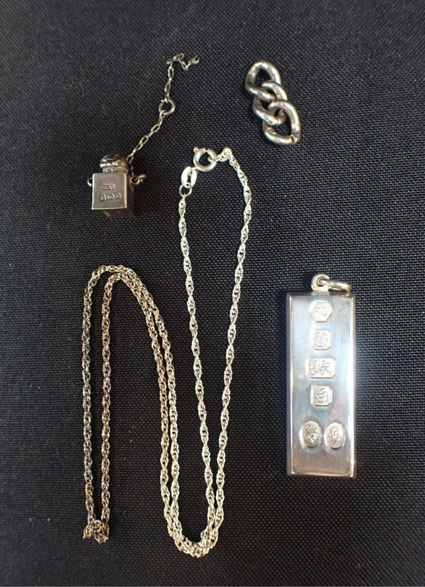 A SILVER INGOT PENDANT NECKLACE
