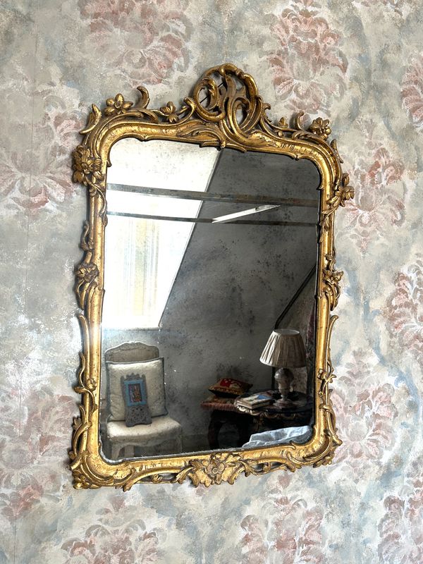 A GILT WOOD RECTANGULAR MIRROR