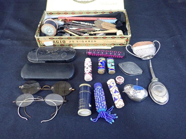 A COLLECTION OF ANTIQUE SPECTACLES AND SEWING ACCESSORIES