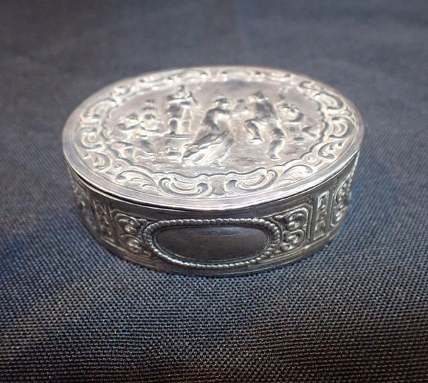 A SILVER SNUFF BOX, RETAILED FAUDEL PHILLIPS & SONS, LONDON 1903