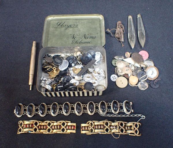 A VICTORIAN GILT METAL AND GARNET ‘PILL’ BRACELET