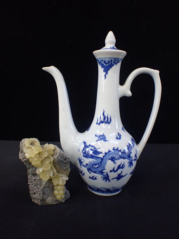 A CHINESE PORCELAIN BLUE AND WHITE WINE EWER