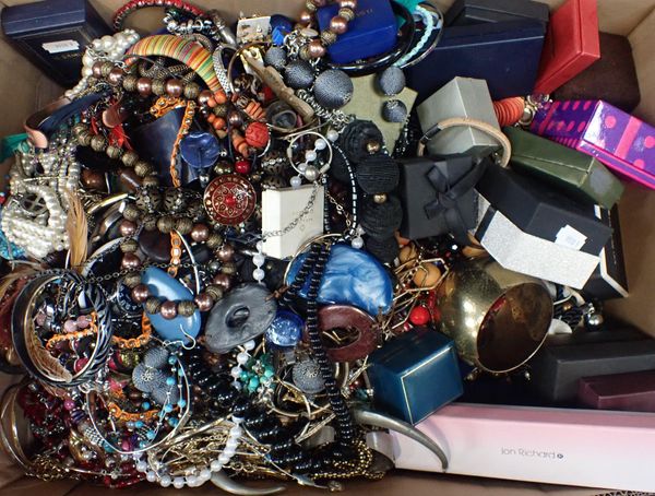 A LARGE QUANTITY OF COSTUME JEWELLERY