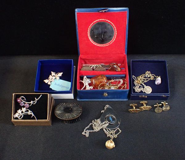 A COLLECTION OF COSTUME JEWELLERY