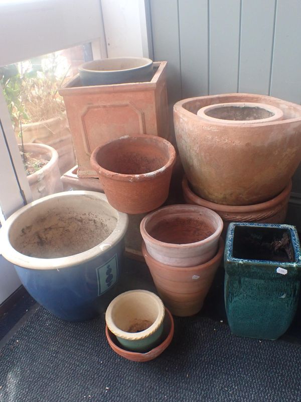 A QUANTITY OF TERRACOTTA AND OTHER GARDEN POTS