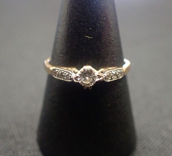 AN 18CT GOLD AND SOLITAIRE DIAMOND ENGAGEMENT RING