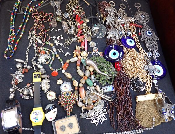 A QUANTITY OF COSTUME JEWELLERY