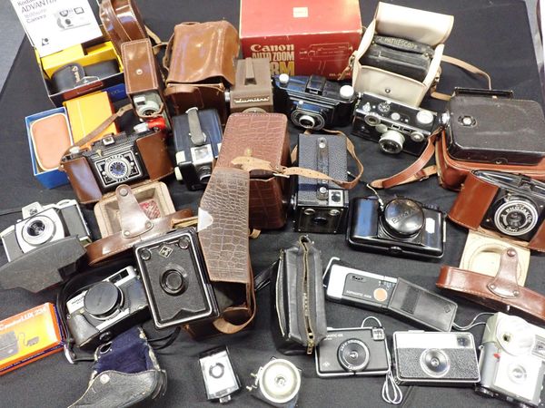 A COLLCTION OF VINTAGE CAMERAS