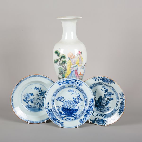A CHINESE PORCELAIN FAMILLE ROSE VASE
