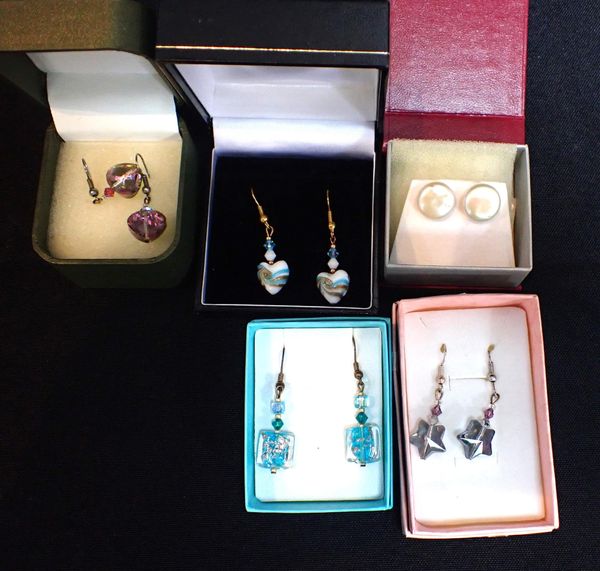 A QUANTITY OF COSTUME JEWELLERY
