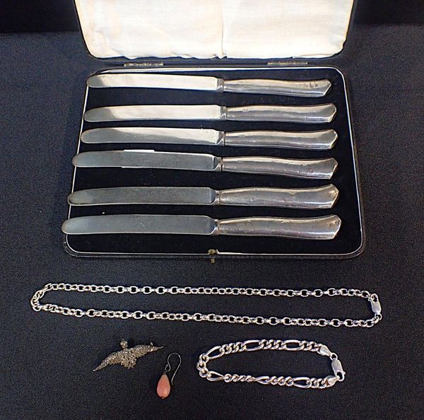 A SILVER CHAIN NECKLACE, A SILVER CHAIN BRACELET