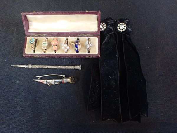 A COLLECTION OF UN-MARKED RINGS