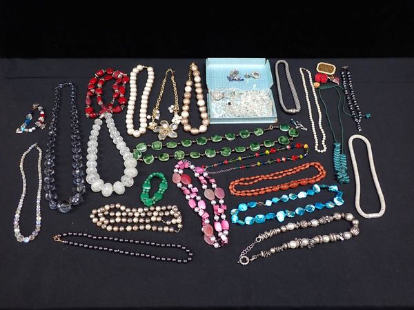 A COLLECTION OF COSTUME JEWELLERY