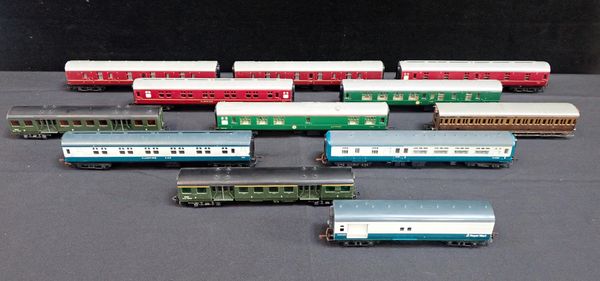 A COLLECTION OF 'OO' GAUGE COACHES