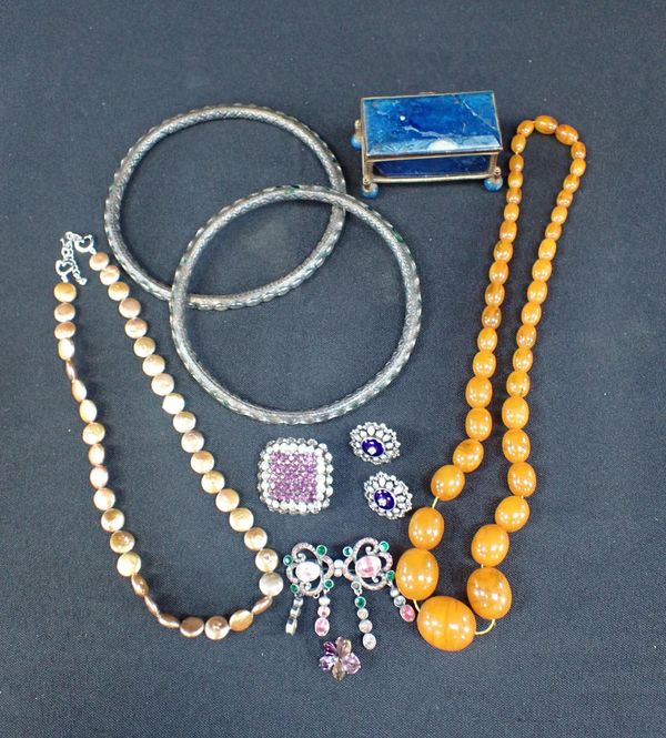 A COLLECTION OF COSTUME JEWELLERY