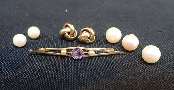 AN AMETHYST AND PEARL BAR BROOCH