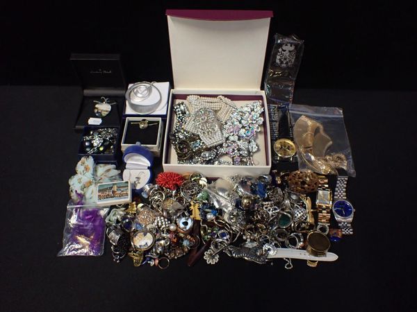 A QUANTITY OF COSTUME JEWELLERY