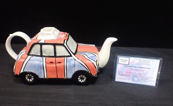 LORNA BAILEY: THE TAXI TEAPOT