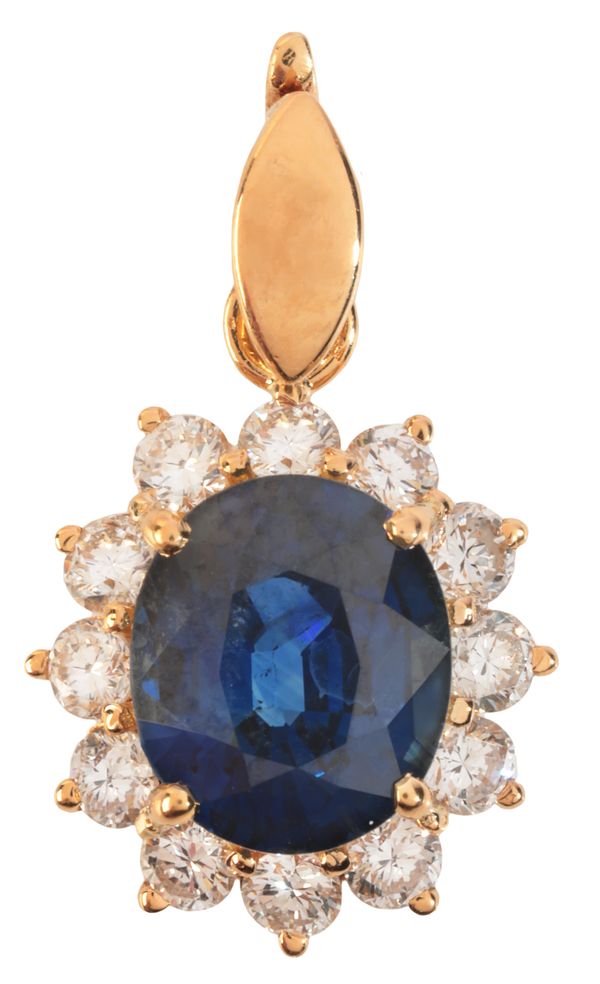 A SAPPHIRE AND DIAMOND CLUSTER PENDANT