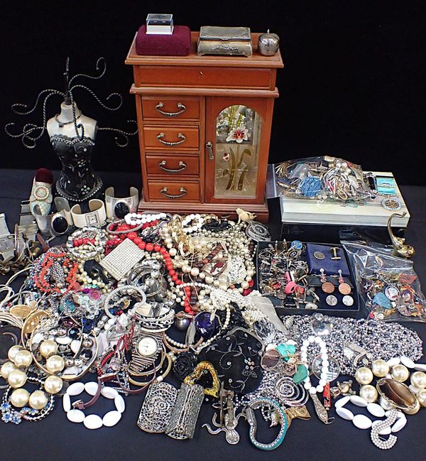 A SMALL 9ct GOLD RING, AND A QUANTITY OF COSTUME JEWELLERY
