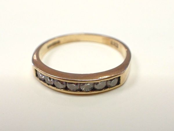 AN 18CT GOLD AND DIAMOND ENGAGEMENT RING