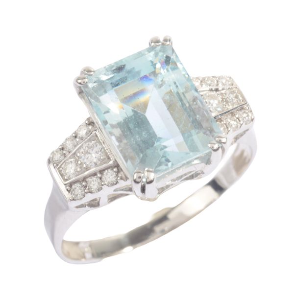 AN AQUAMARINE AND DIAMOND RING