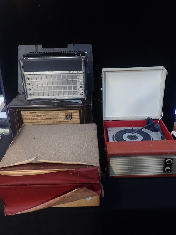 A VINTAGE 'FIDELITY' RECORD PLAYER