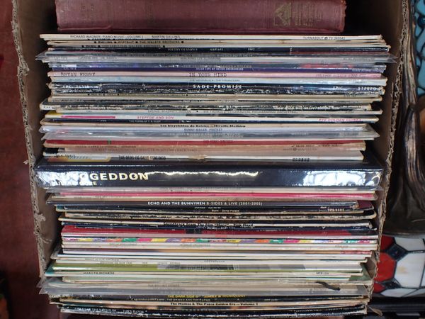 A QUANITY OF VINYL LPs