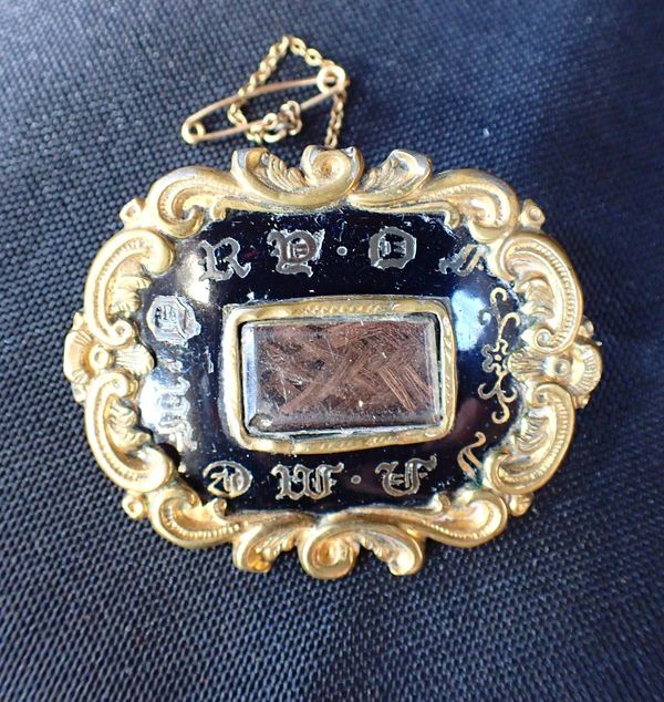 A 19TH CENTURY MOURNING BROOCH