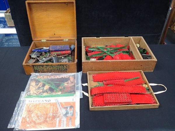 A QUANTITY OF MECCANO