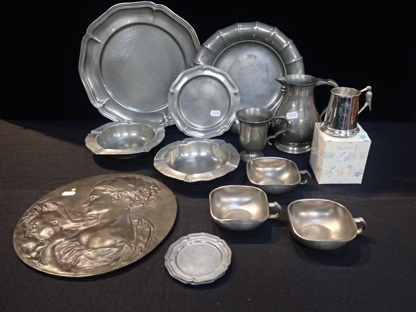 AN EARLY 20TH CENTURY CONTINENTAL PEWTER CIRCULAR PLAQUE