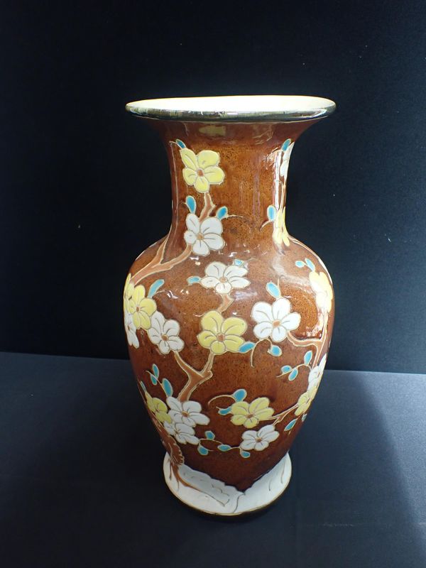 A LARGE DECORATIVE VASE WITH ASIAN STYLE PRUNUS DECORATION