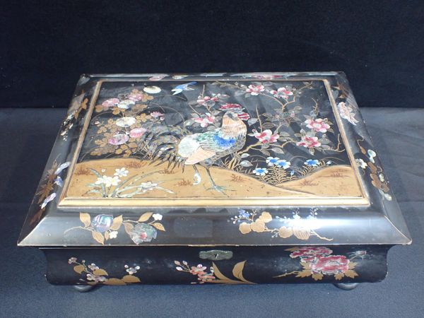 A19th CENTURY LACQUERED  AND SHELL INLAID JEWELLERY BOX