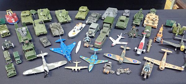 A COLLECTION OF LOOSE 'DINKY' MILITARY VEHICLES