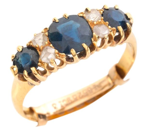 AN ANTIQUE SAPPHIRE AND DIAMOND RING