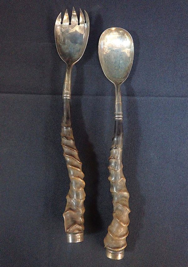 A PAIR OF GEORGE V SILVER AND HORN SALAD SERVERS