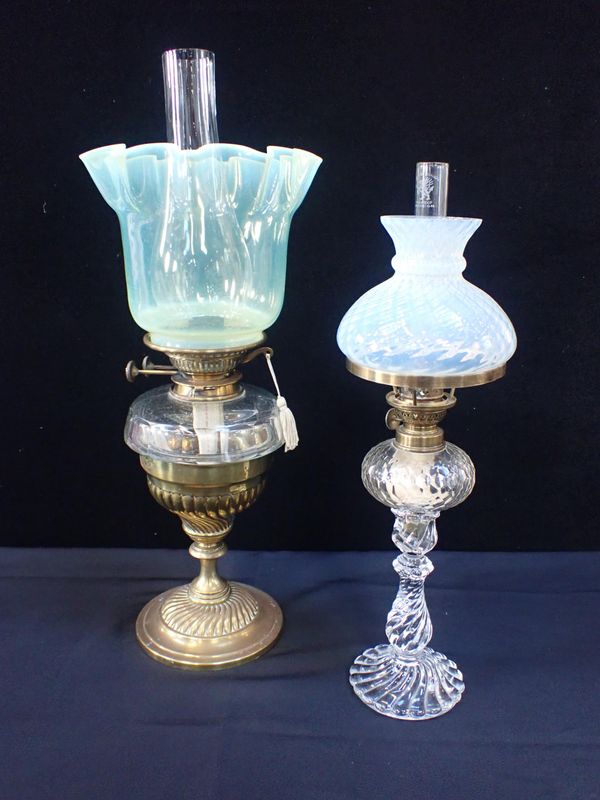 A VICTORIAN OIL LAMP WITH VASELINE GLASS SHADE