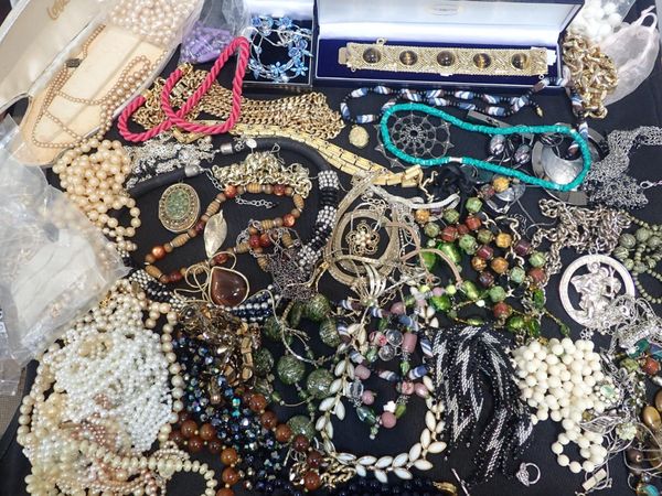 A QUANTITY OF COSTUME JEWELLERY