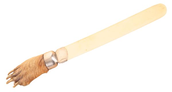 AN EDWARDIAN SILVER MOUNTED OTTER PAD PAGE TURNER