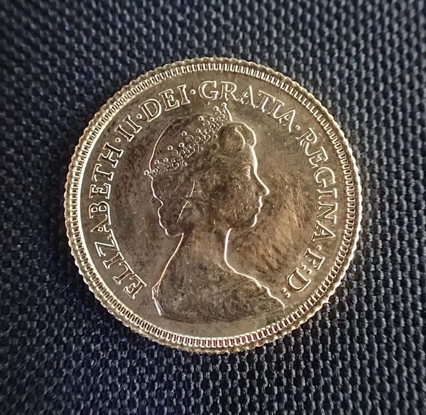 QUEEN ELIZABETH II 1982 GOLD HALF SOVEREIGN