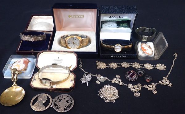 A QUANTITY OF COSTUME SILVER JEWELLERY