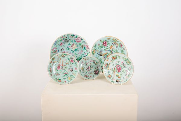 FIVE EXPORT FAMILLE ROSE PORCELAIN PLATES